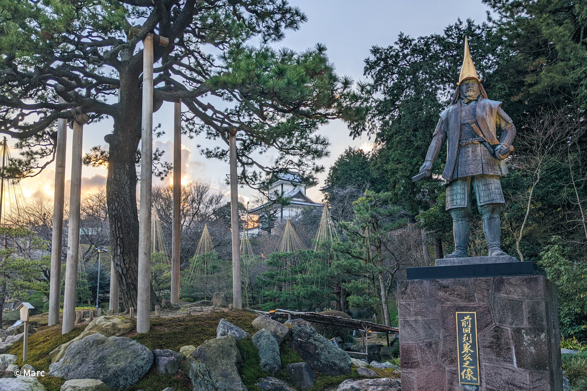 金沢城の前田利家像